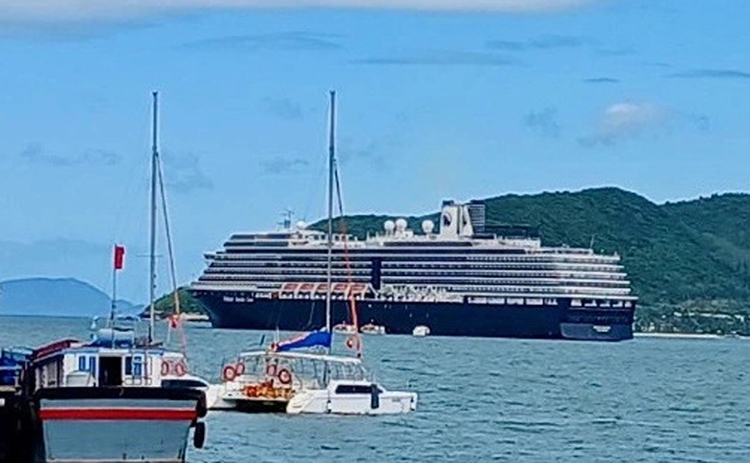 Luxury cruise ship Westerdam brings foreign visitors to Nha Trang